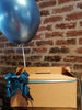 Caja de regalo con moño, globo y tarjeta