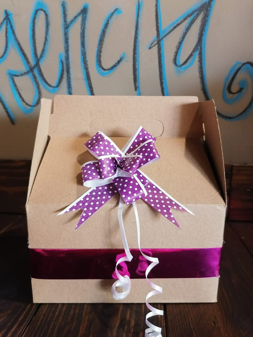 Caja de regalo con moño, globo y tarjeta