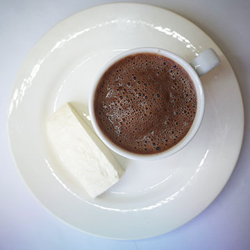 Chocolate con queso cuajada y pan