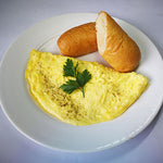 Light: Omelette con sólo claras de huevo, tomate, cebollín y acompañado de porción de pan integral.